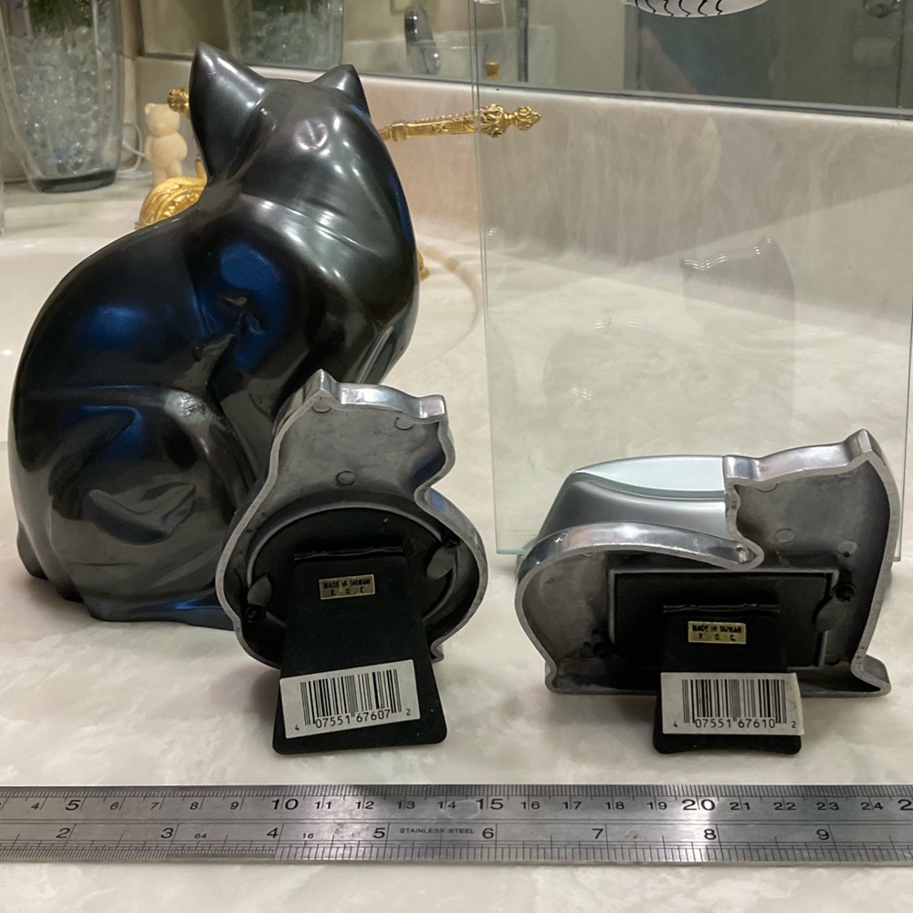 Cat Decor Lot of 4 items, 2 silver and 1 glass photo frames, one black statue - Picture 7 of 11